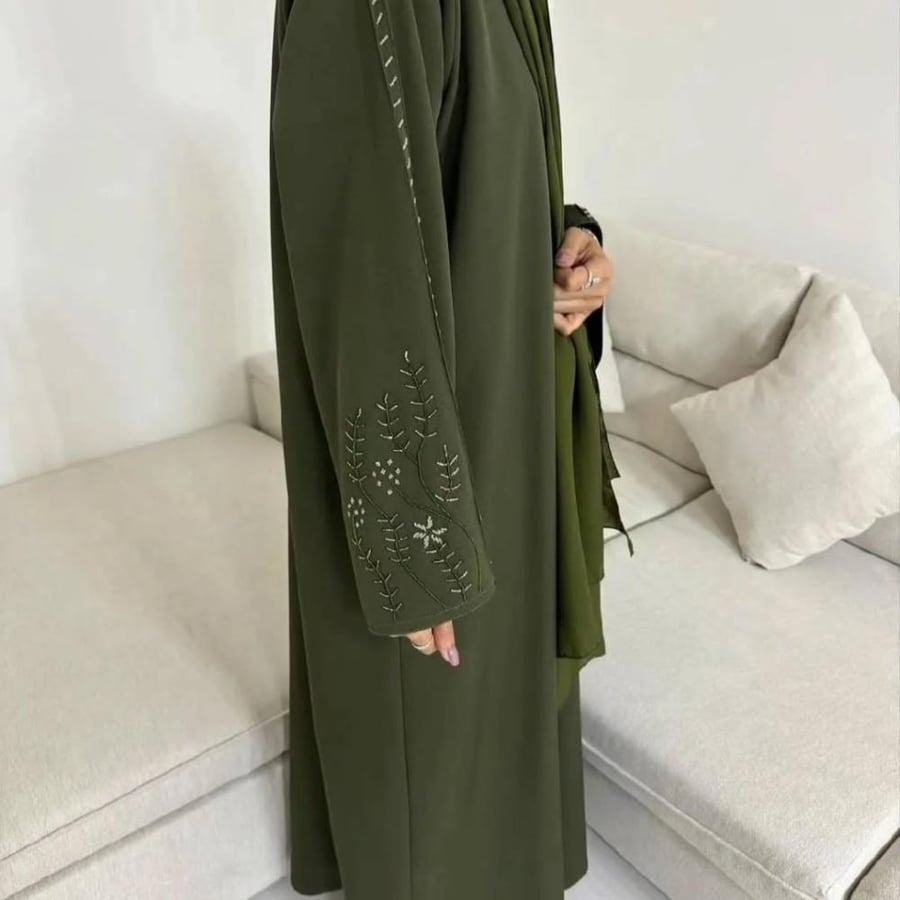 عباية صيفية  بقماش كريب ملكي كوري زيتي  القصة Aستريت  عباية بشك يدوي مميز  تأتي مع طرحه زيتي نفس لون العباية