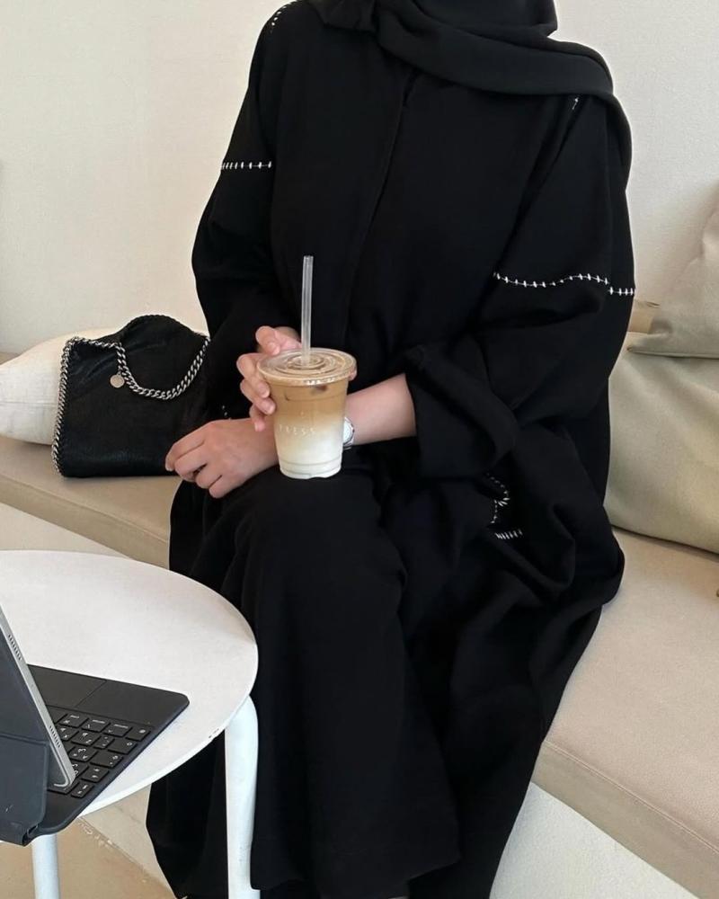 عباية صيفية رسميه بجيوب وتطريز ابيض مميز  القماش كريب ملكي كوري