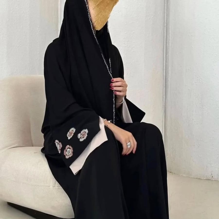 عباية صيفية  بقماش كريب ملكي كوري  القصة نص كلوش عبايه لف  اكمام مفتوحه طبقتين طبقه كريب من نفس القماش وطبقة ملونه عليها شك يدوي مميز  الطرحه اسود بشك مناسب للعباية
