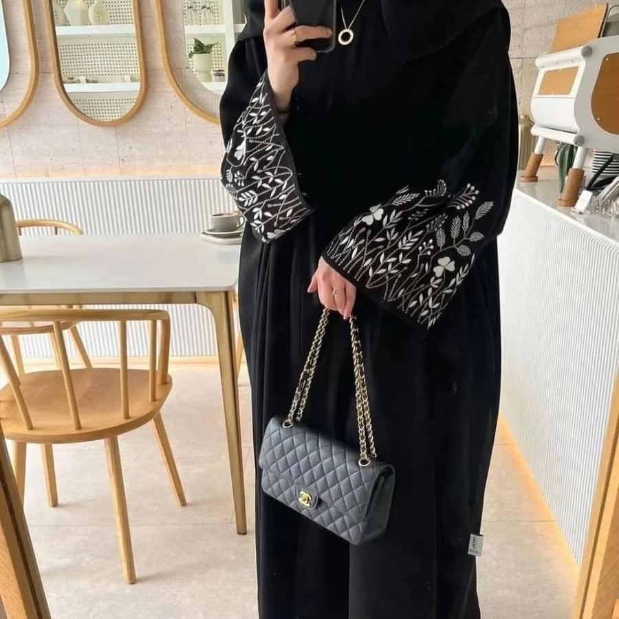 عباية صيفيه  بقصه واسعه لف وتطريز اوف وايت  القماش كريب ملكي كوري  الطرحه اسود بتطريز مناسب للعباية