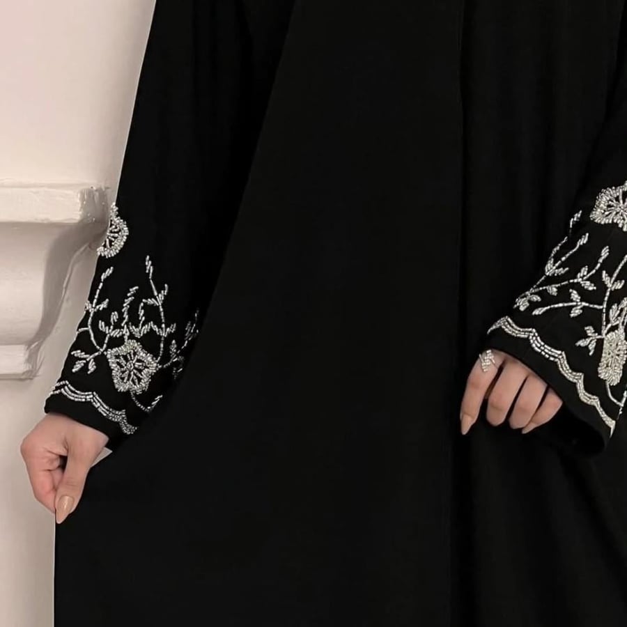 عباية صيفية  بقماش كريب ملكي كوري  القصه نص كلوش عباية لف  اكمام شغل شك يدوي فضي مميز  تأتي مع طرحه اسود