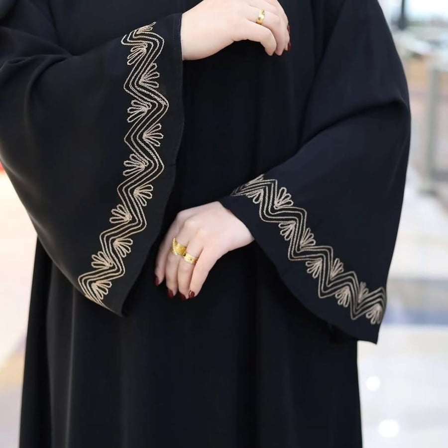 عباية صيفية  بقماش كريب ملكي كوري  القصه كلوش عباية لف اكمام واسعة بتطريز مميز  الطرحة اسود مع تطريز مناسب للعباية