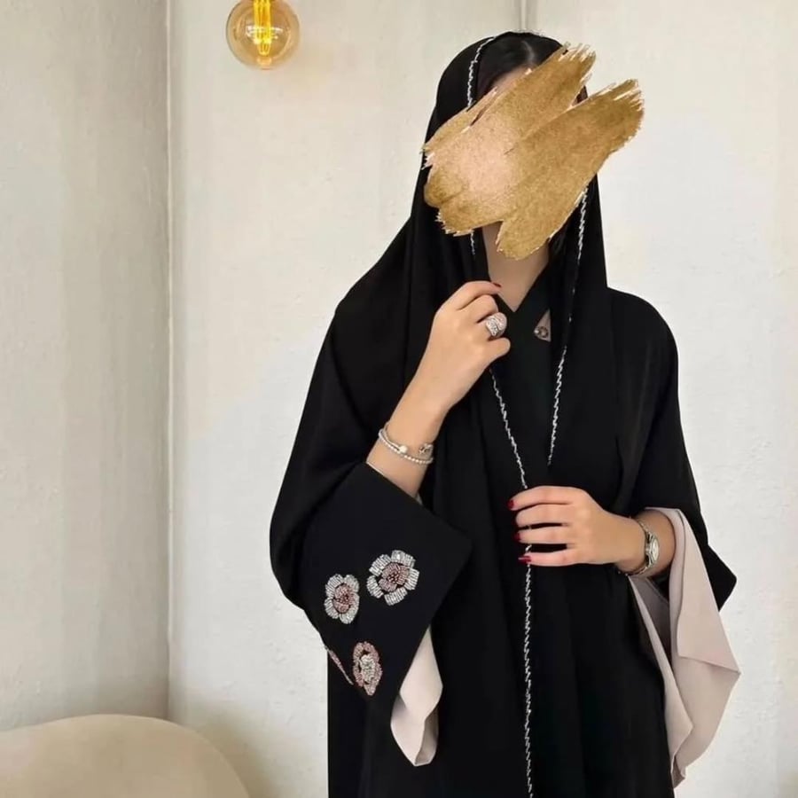 عباية صيفية  بقماش كريب ملكي كوري  القصة نص كلوش عبايه لف  اكمام مفتوحه طبقتين طبقه كريب من نفس القماش وطبقة ملونه عليها شك يدوي مميز  الطرحه اسود بشك مناسب للعباية