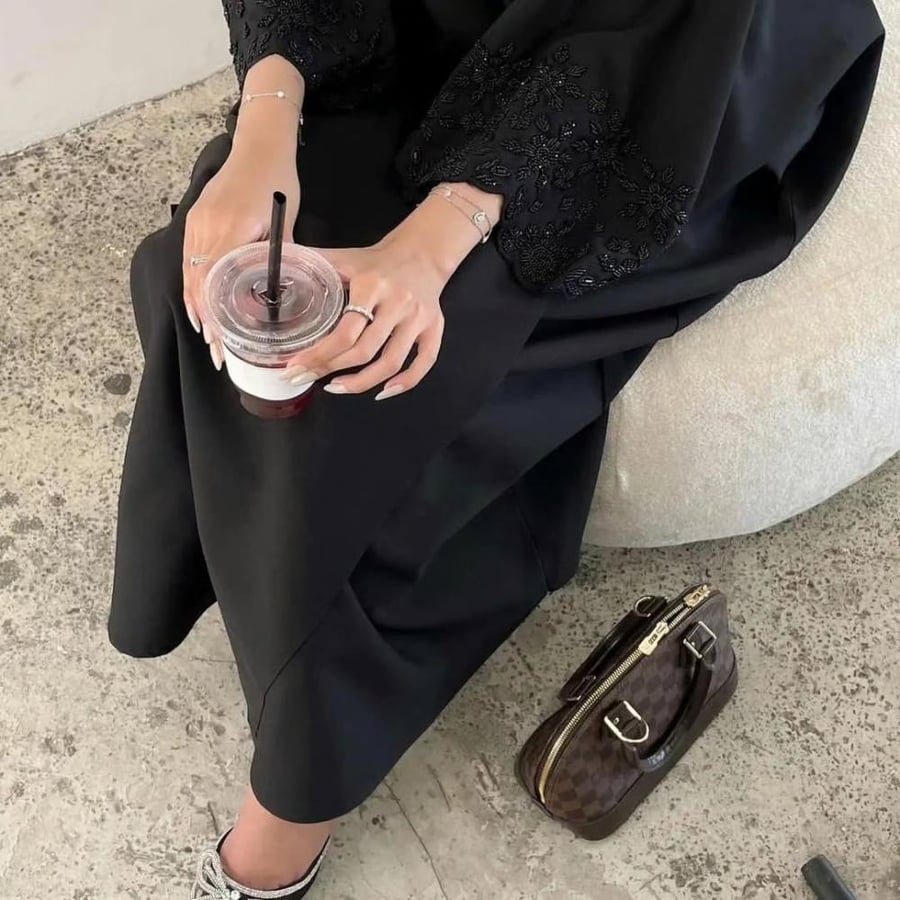 عباية صيفية  بقماش كريب ملكي كوري  القصة نص كلوش لف  الاكمام شغل شك يدوي اسود مميز  الطرحة اسود