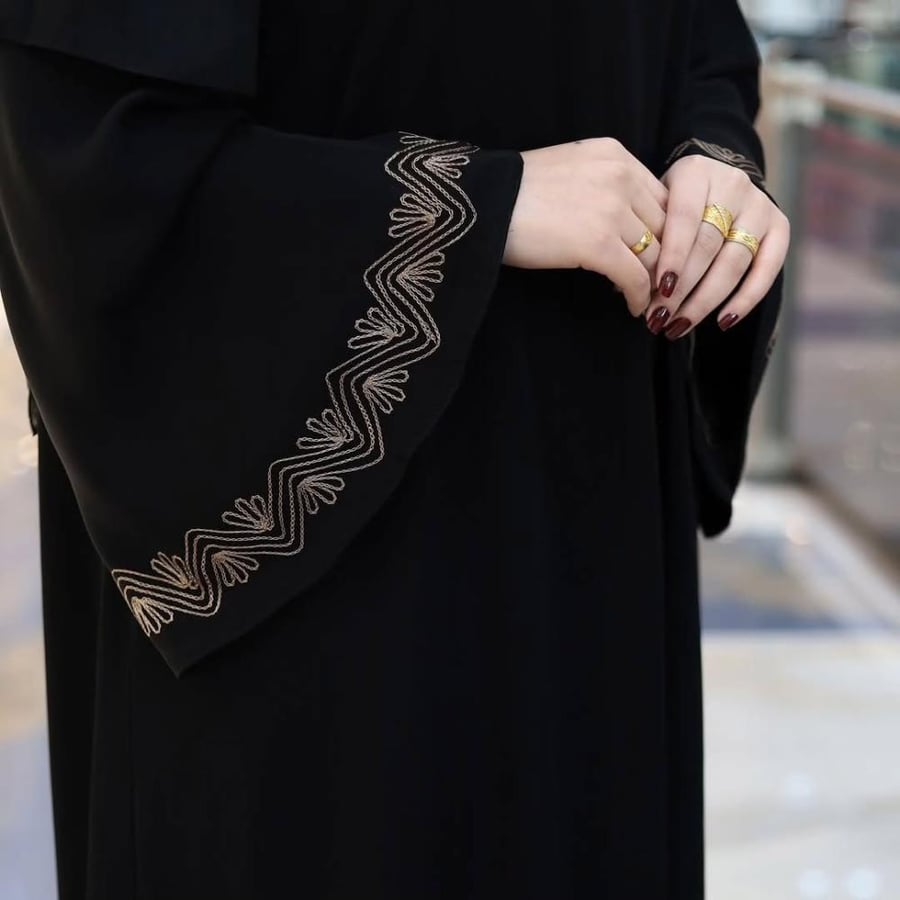 عباية صيفية  بقماش كريب ملكي كوري  القصه كلوش عباية لف اكمام واسعة بتطريز مميز  الطرحة اسود مع تطريز مناسب للعباية