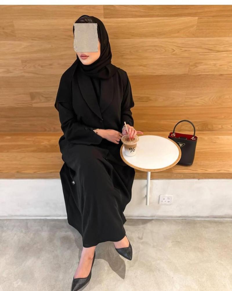 عباية صيفية ساده بقماش كريب ملكي كوري  القصه نص كلوش بجيوب