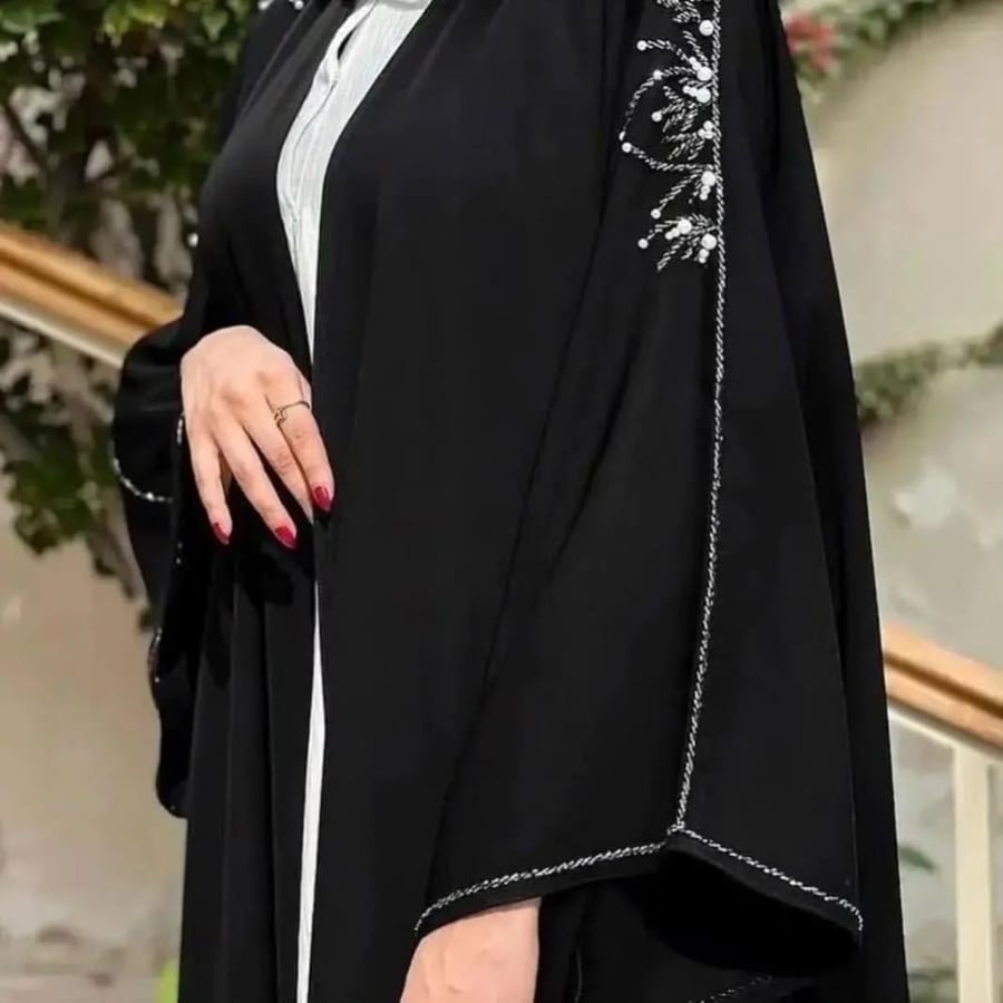 عباية صيفية  بقماش كريب ملكي كوري  القصة نص كلوش لف اكمام واسعة بشك يدوي فضي مميز  الطرحة اسود بشك مناسب للعبايه