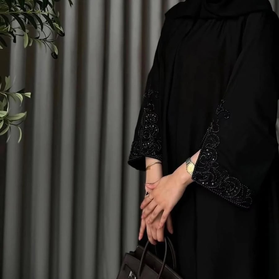 عباية صيفية  بقماش كريب ملكي كوري  القصة نص كلوش عباية لف بأكمام مفتوحه بشك يدوي اسود مميز  تأتي مع طرحه اسود