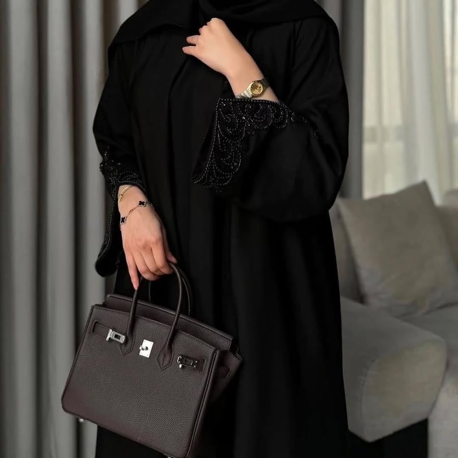 عباية صيفية  بقماش كريب ملكي كوري  القصة نص كلوش عباية لف بأكمام مفتوحه بشك يدوي اسود مميز  تأتي مع طرحه اسود