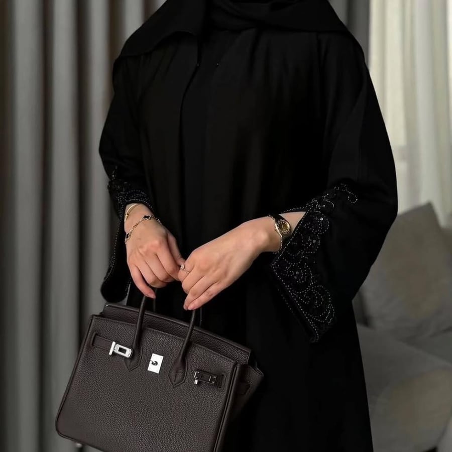 عباية صيفية  بقماش كريب ملكي كوري  القصة نص كلوش عباية لف بأكمام مفتوحه بشك يدوي اسود مميز  تأتي مع طرحه اسود