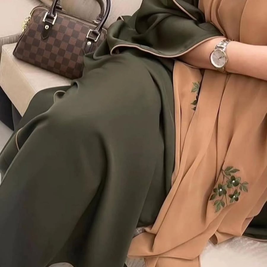 عباية صيفية  بقماش كريب ملكي كوري زيتي  القصه نص كلوش عباية لف مع قيطان كركمي نفس لون الطرحة  الطرحه ملون وعليها تطريز زيتي مناسب للعبايه