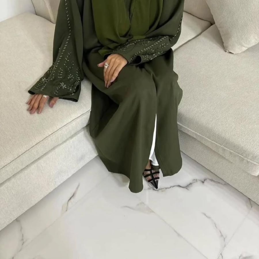 عباية صيفية  بقماش كريب ملكي كوري زيتي  القصة Aستريت  عباية بشك يدوي مميز  تأتي مع طرحه زيتي نفس لون العباية