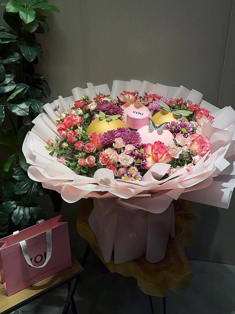 Baby rose bouquet with chain