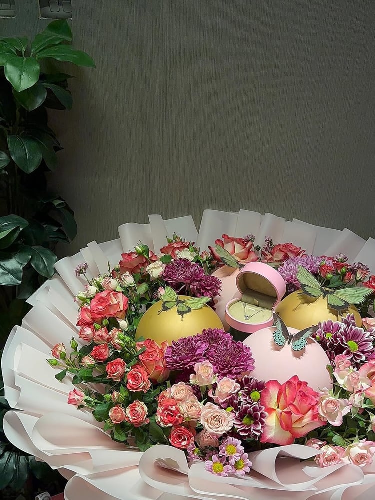 Baby rose bouquet with chain