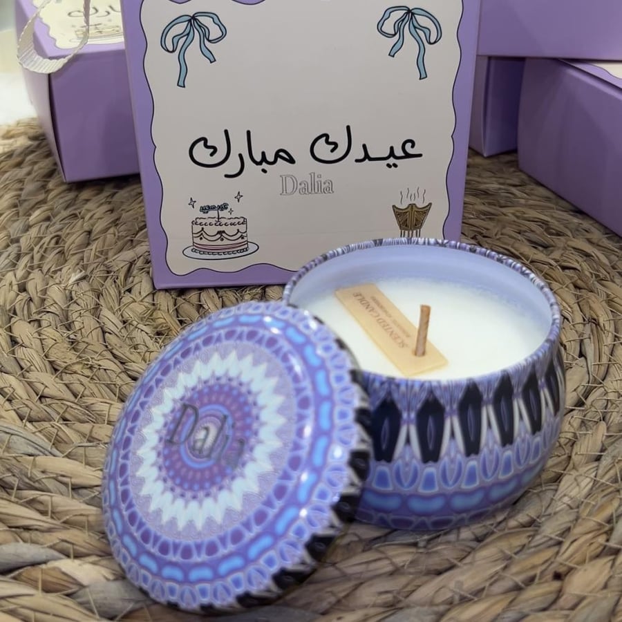 صندوق وشمعة فانيليا كبيرة بالاسم