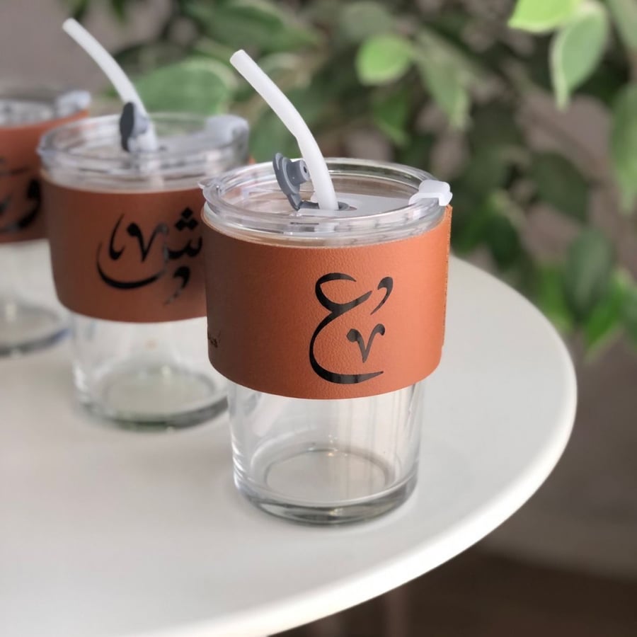 كوب مشروبات بمقبض جلدي