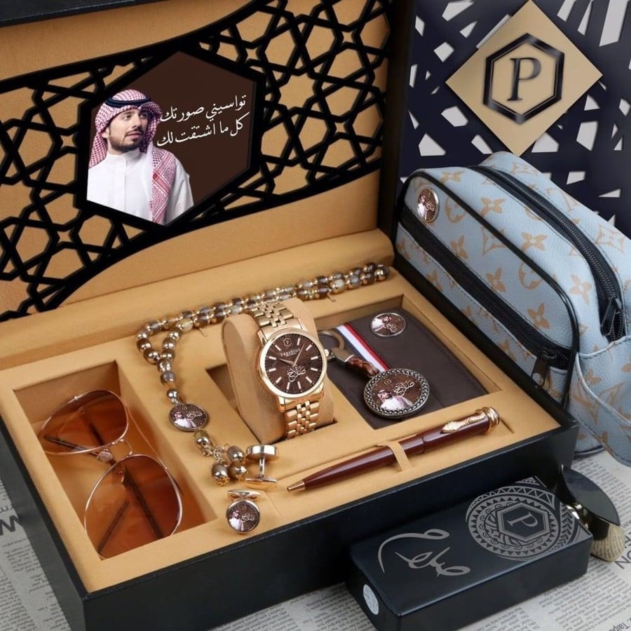 طقم رجالي فخم مكون من شنطة صغيرة ونظارة وساعة وعطر وقلم وكبك وميدالية بالاسم والصورة حسب الطلب
