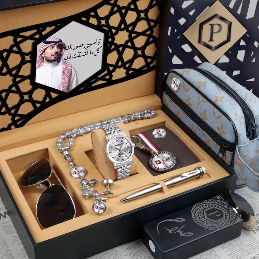 طقم رجالي فخم مكون من شنطة صغيرة ونظارة وساعة وعطر وقلم وكبك وميدالية بالاسم والصورة حسب الطلب