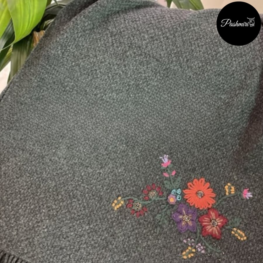 شال رمادي غامق صوف كشميري مع صوف تركي تطريز يدوي 70×180سم              Kashmiri wool scarves with Turkish wool and hand embroidery