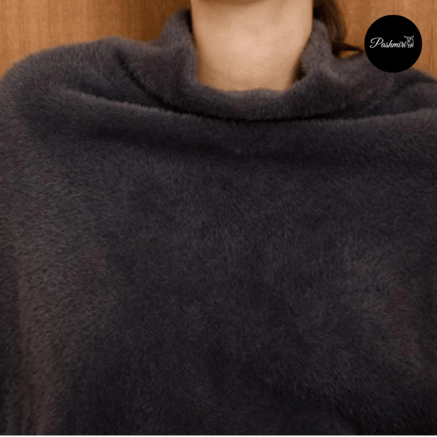 شال رمادي مع طرف كحلي  فرو أرنب طبيعي مع صوف كشميري وتركي      natural rabbit fur scarf with Turkish and Kashmiri wool/