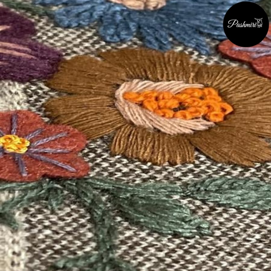 شال خاكي على بني غانق مع بيج غامق صوف كشميري مع صوف تركي تطريز يدوي 72×160سم               Kashmiri wool scarves with Turkish wool and hand embroidery
