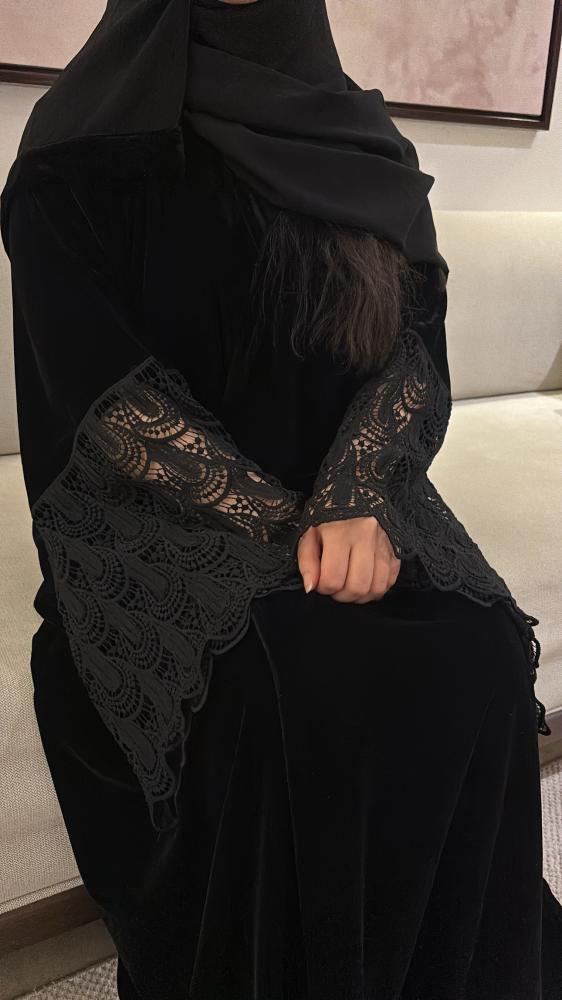 Black velvet abaya with wide sleeve in black