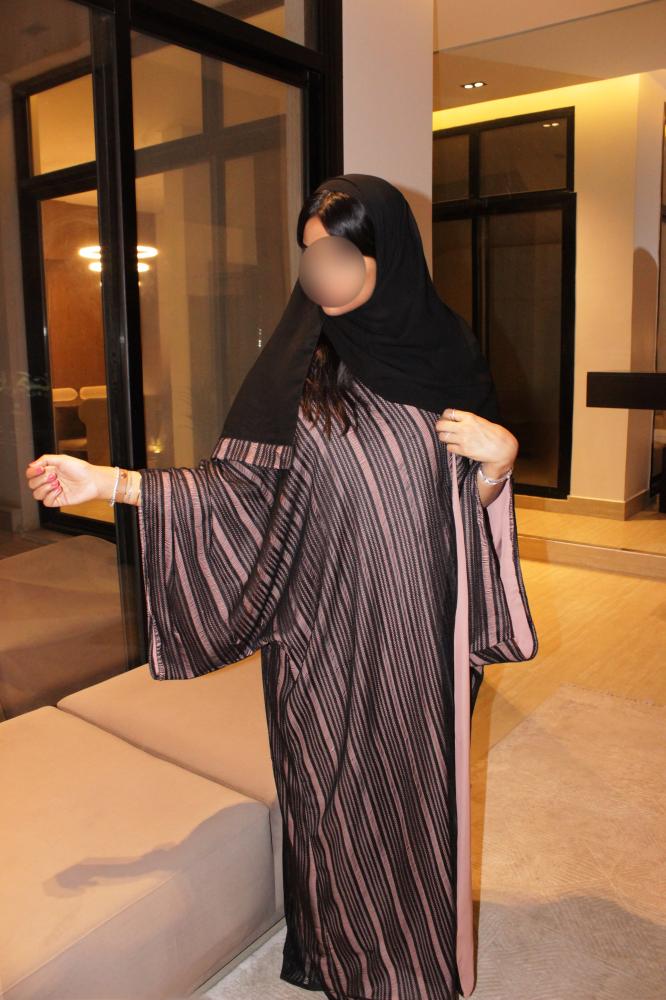 Half bisht abaya in striped lace with a nude lining