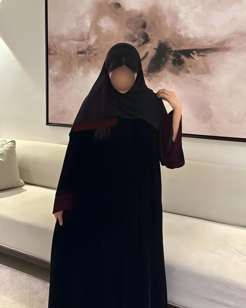 Black velvet abaya with wide sleeve in burgundy