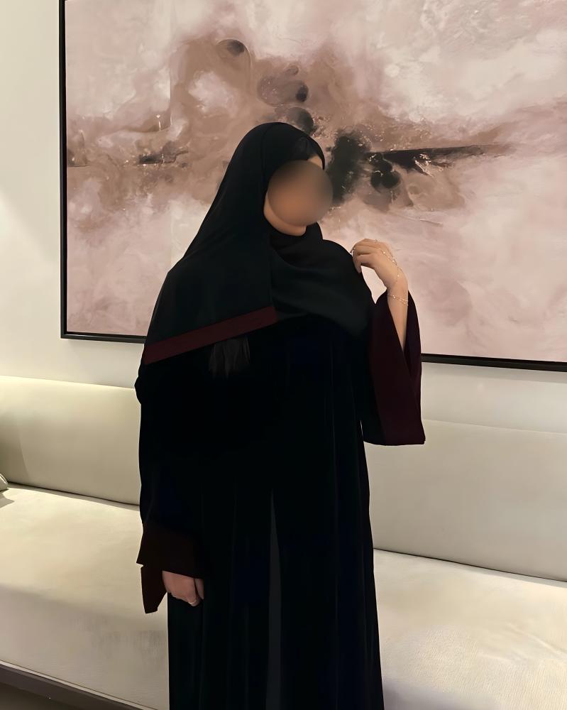 Black velvet abaya with wide sleeve in burgundy