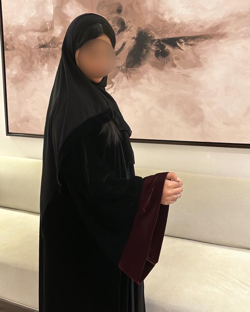 Black velvet abaya with wide sleeve in burgundy