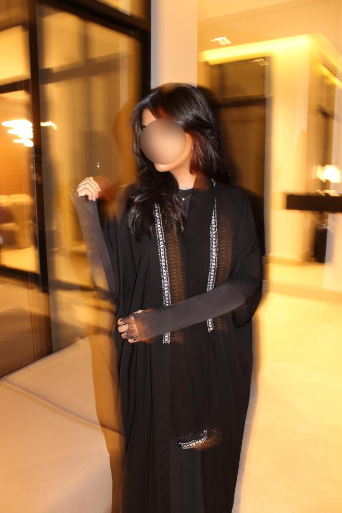 Half bisht abaya with stretch sleeves and center trim