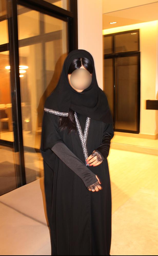 Half bisht abaya with stretch sleeves and center trim
