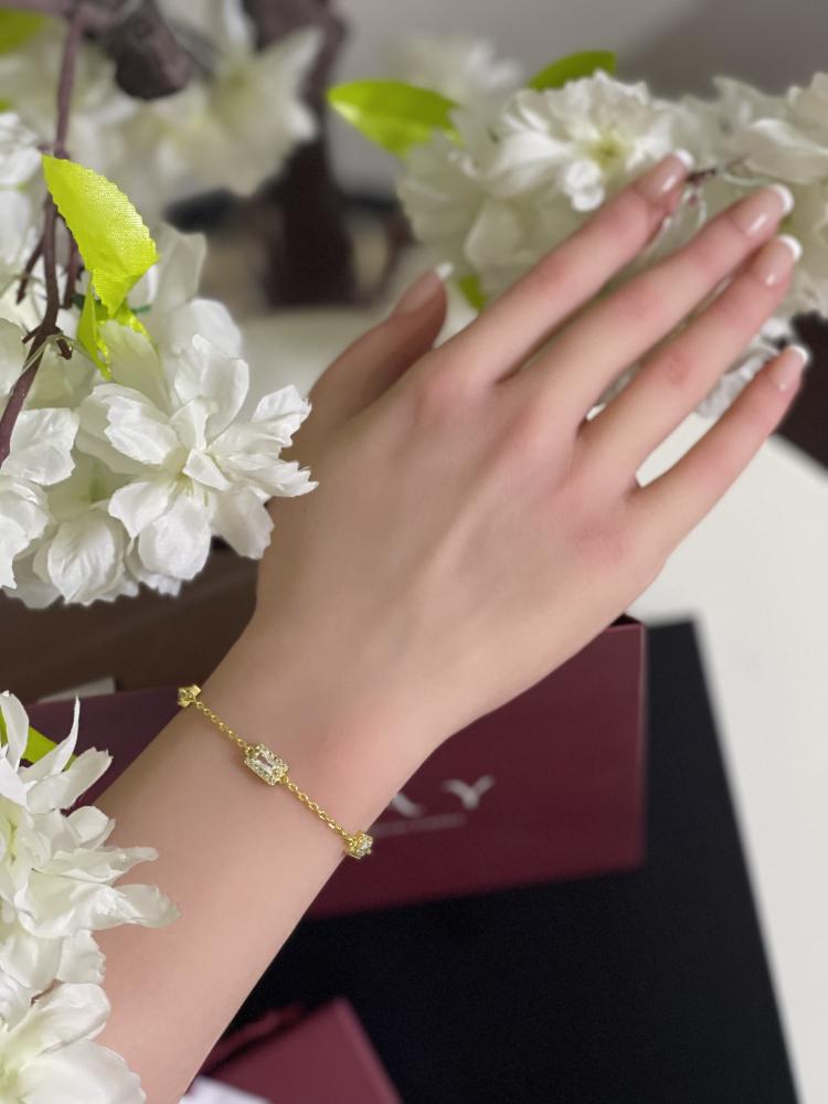 Women's gold bracelet
