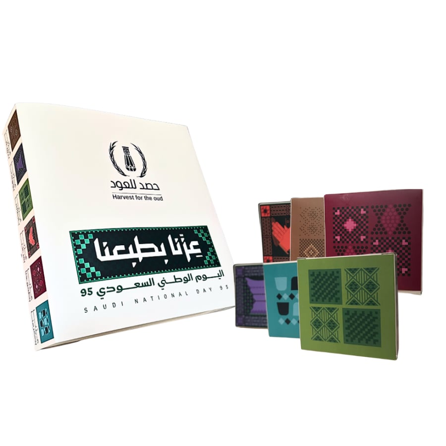 عزنا بطبعنا 95 - بوكس توزيعات - 18  بوكس بالداخل - البوكس يحتوي (  عطر 3 مل + كسرة عود + بروش سيفين ونخلة )