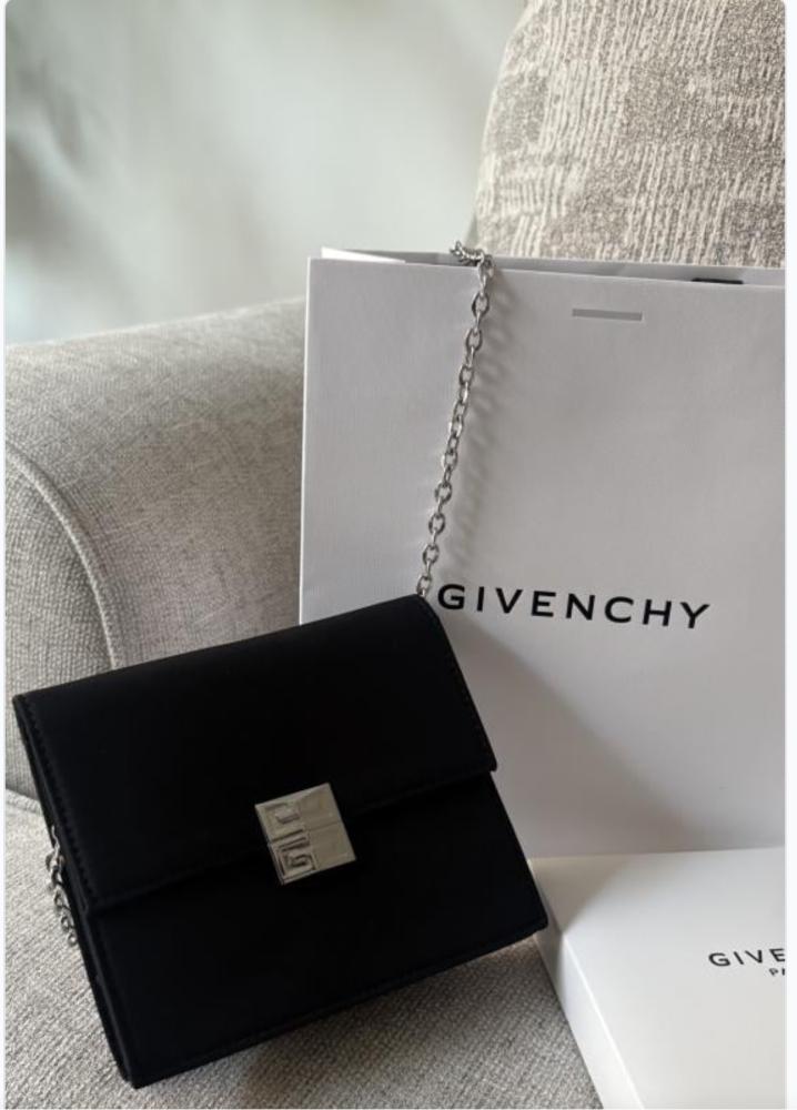 Given the instructions and cultural guidelines, the translation is:

Givenchy bag including the box and the bag