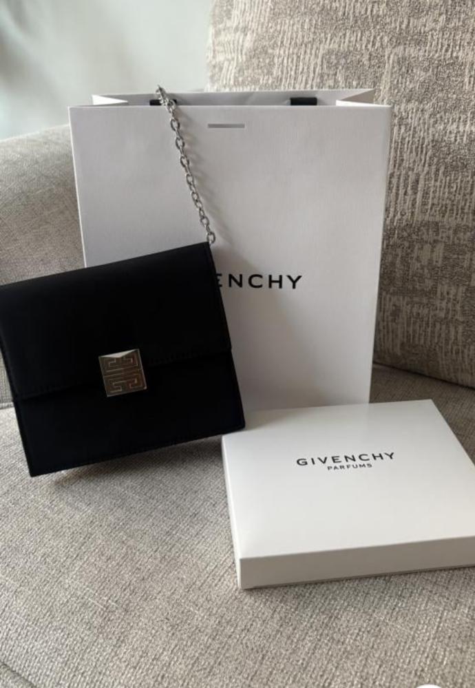 Given the instructions and cultural guidelines, the translation is:

Givenchy bag including the box and the bag
