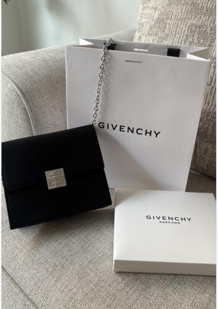 Given the instructions and cultural guidelines, the translation is:

Givenchy bag including the box and the bag