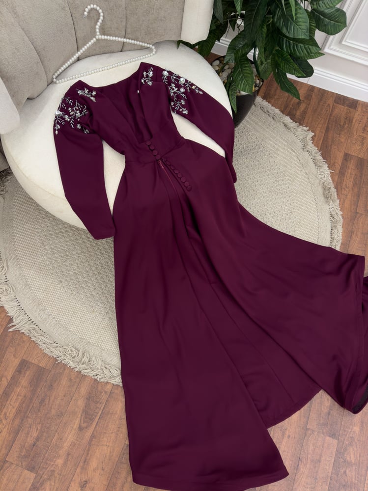 Long evening dress, elegance and taste