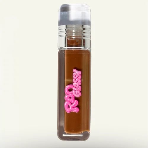 قلوس Brownie من RAOglassy - ملمع شفاه بني دافئ برائحة الفانيلا