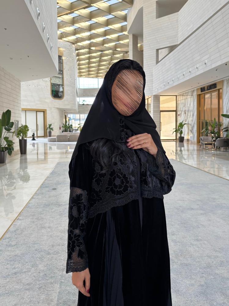 عبايه سمو بقماش مخمل كوري بتدخيل دانتيل مخمل مع كسرات