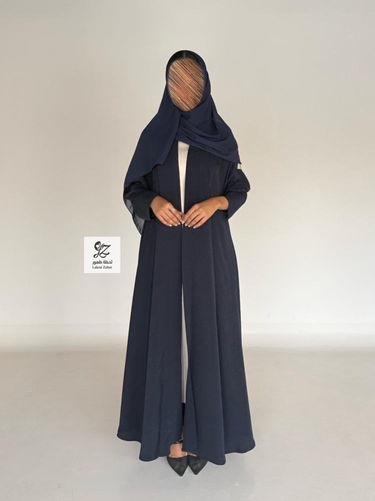 Robe روان with floral pattern, made of soft fabric, navy color
