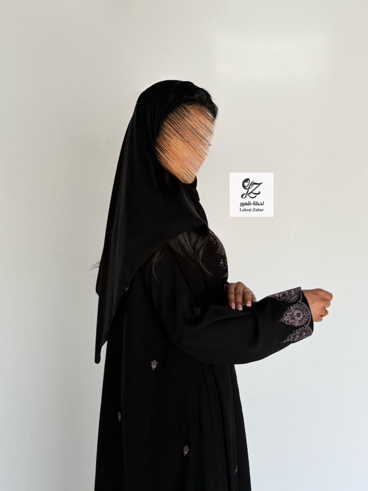 عبايه سحاب بقماش ملكي اسود بتطريز  ناعم