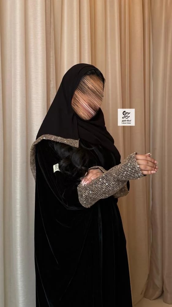 عباية إبهار نص بشت بقماش مخمل وتداخل تريكو لمعه ذهبي