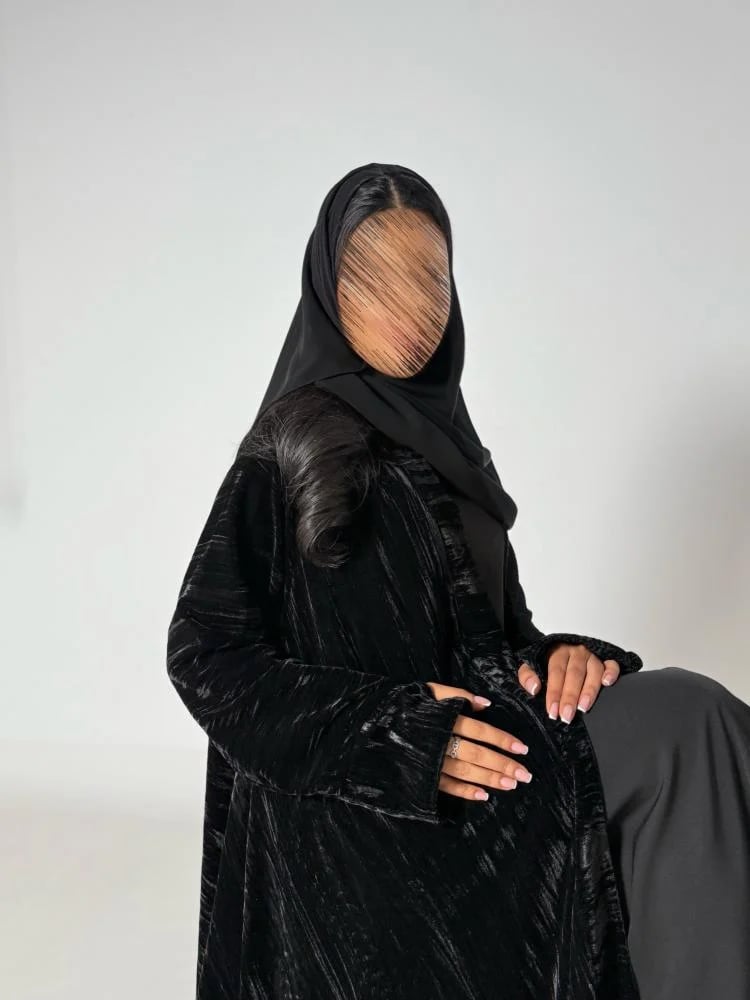 عبايه شوق دبل كلوش بقماش مخمل مكسر اسودخفيف بفتحه اصبع