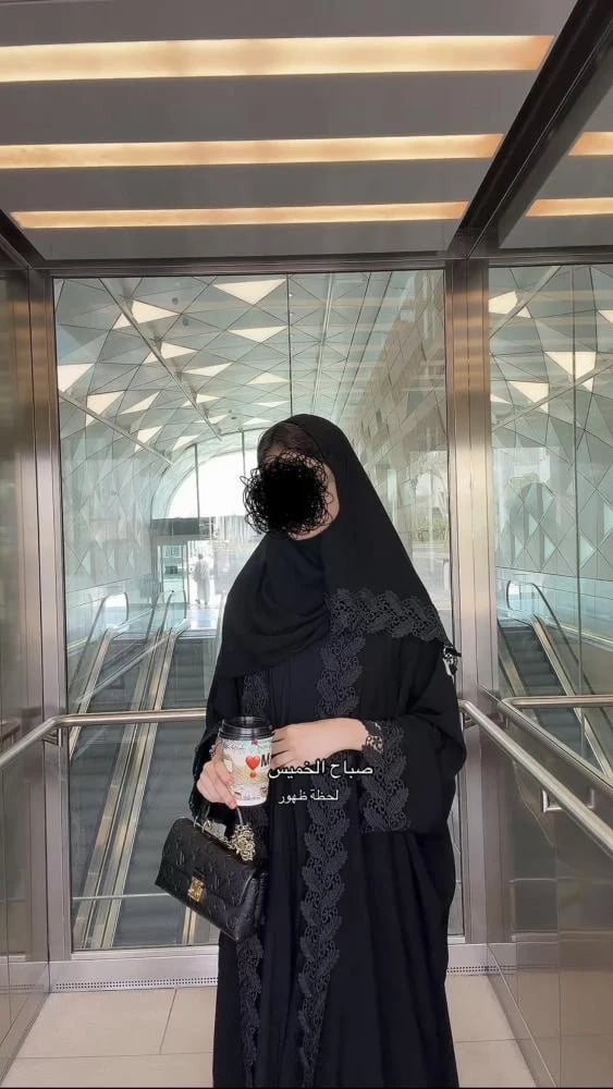 عبايه حلا بقماش كريب اندنوسي نص بشت