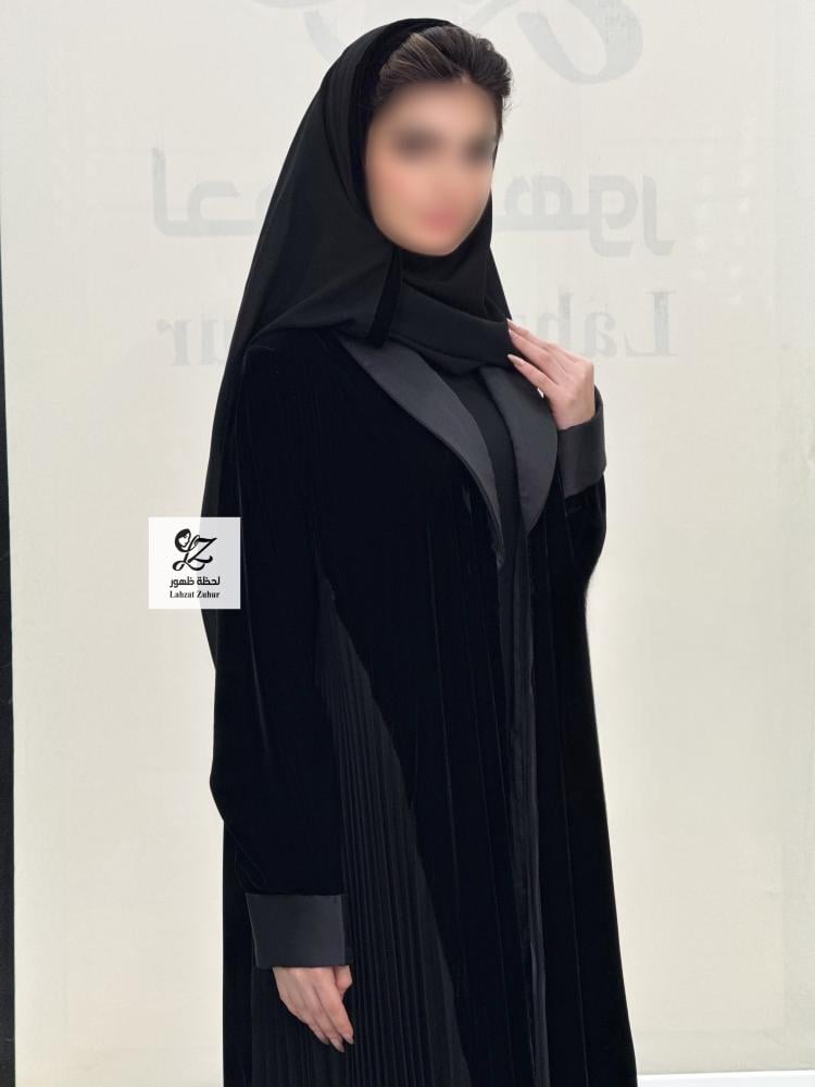 عبايه وجدان بقماش مخمل اسود بتدخيل كسرات ناعم