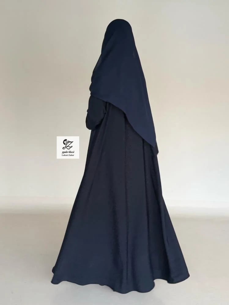 Robe روان with floral pattern, made of soft fabric, navy color