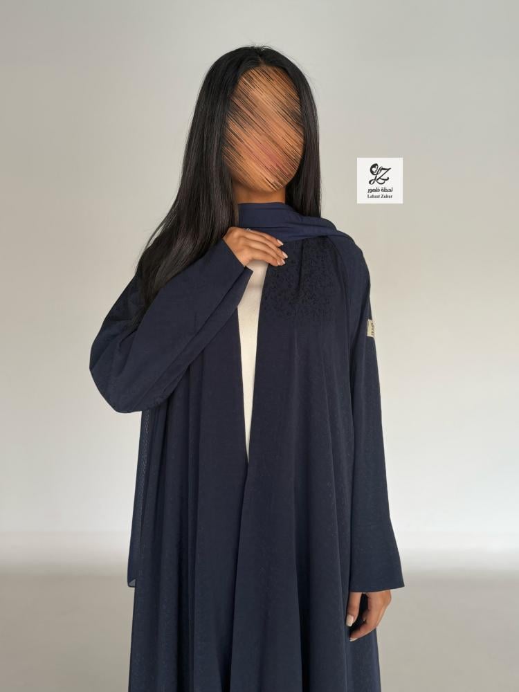 Robe روان with floral pattern, made of soft fabric, navy color
