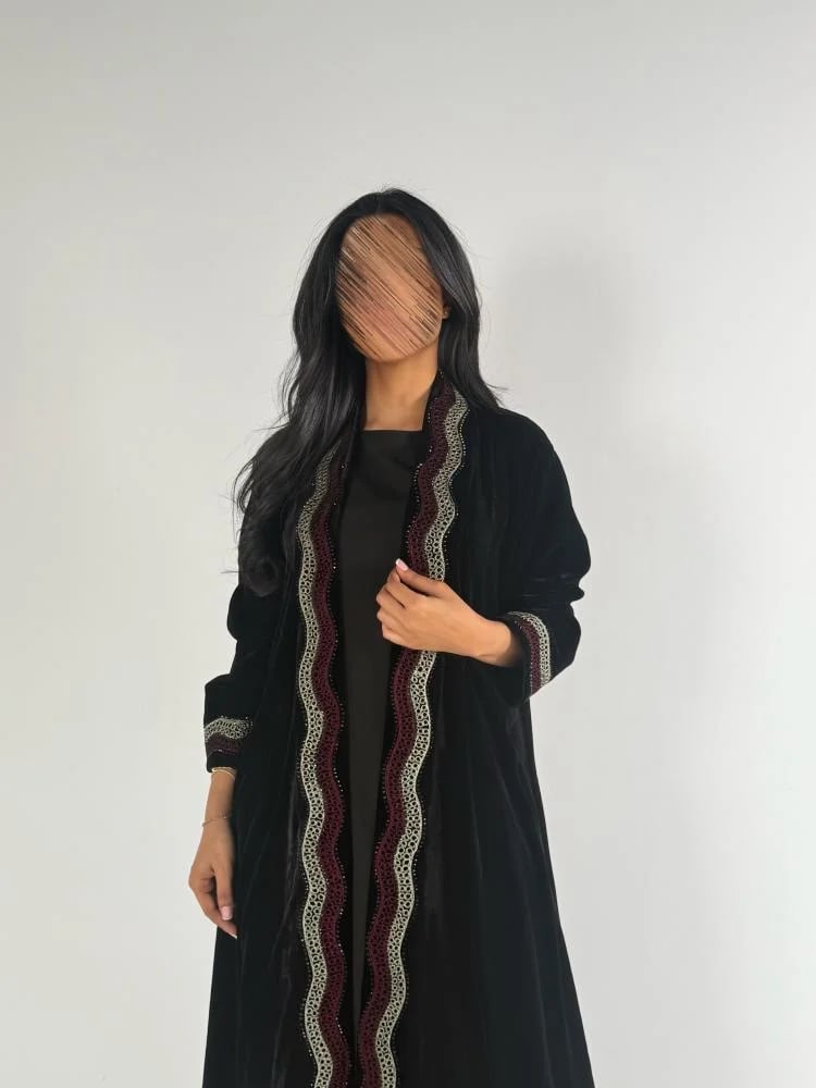عبايه كلوش سماهر بقماش مخمل كوري بتدخيل هاري مع كرستال