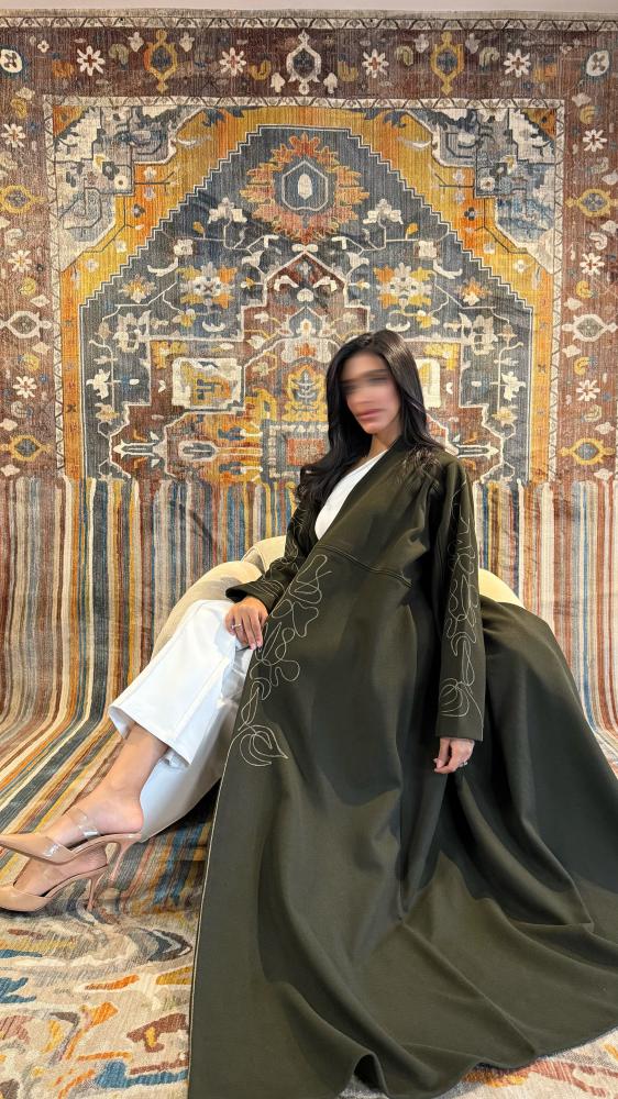 Abaya Tain with story A made of olive-colored grosgrain fabric